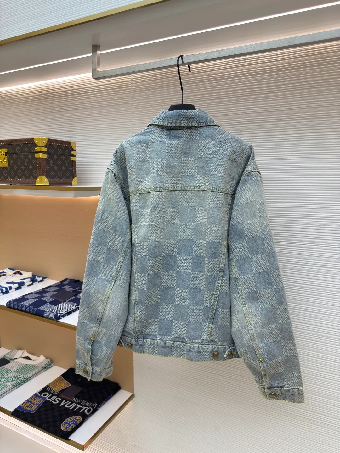 LOUIS VUITTON checkerboard denim jacket ●Authentic product: Purchased and developed for 25600 ●Item number: 1680097-C20 ●Fabric: denim fabric ●Technology: Yarn-dyed jacquard ●Version: Fitted version ●Size: 46-48-50-52 ●Weight: about 1300g ●Description: Both the front and back panels are embroidered with the brand's iconic LOGO, and the front panel is embellished with checkerboard, plus the brand's English embroidery. The back embroidery uses 3D three-dimensional embroidery, with a total stitch count of 23,800. The zipper is electroplated in an aged brass color, and the pull tabs are in an electroplated aged brass color. The overall wiring is straight and delicate, the fabric is comfortable and soft, and the color is consistent without color difference. It can be matched with the same style to create a fashionable look and control various occasions. Customized accessories, complete with three standards, same style for men and women!